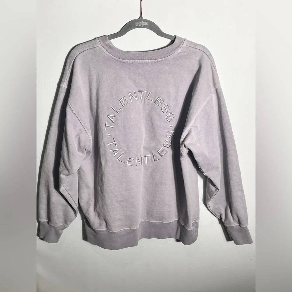 TALENTLESS Sweatshirt Embroidered Circle Logo Unisex   S/M Lilac